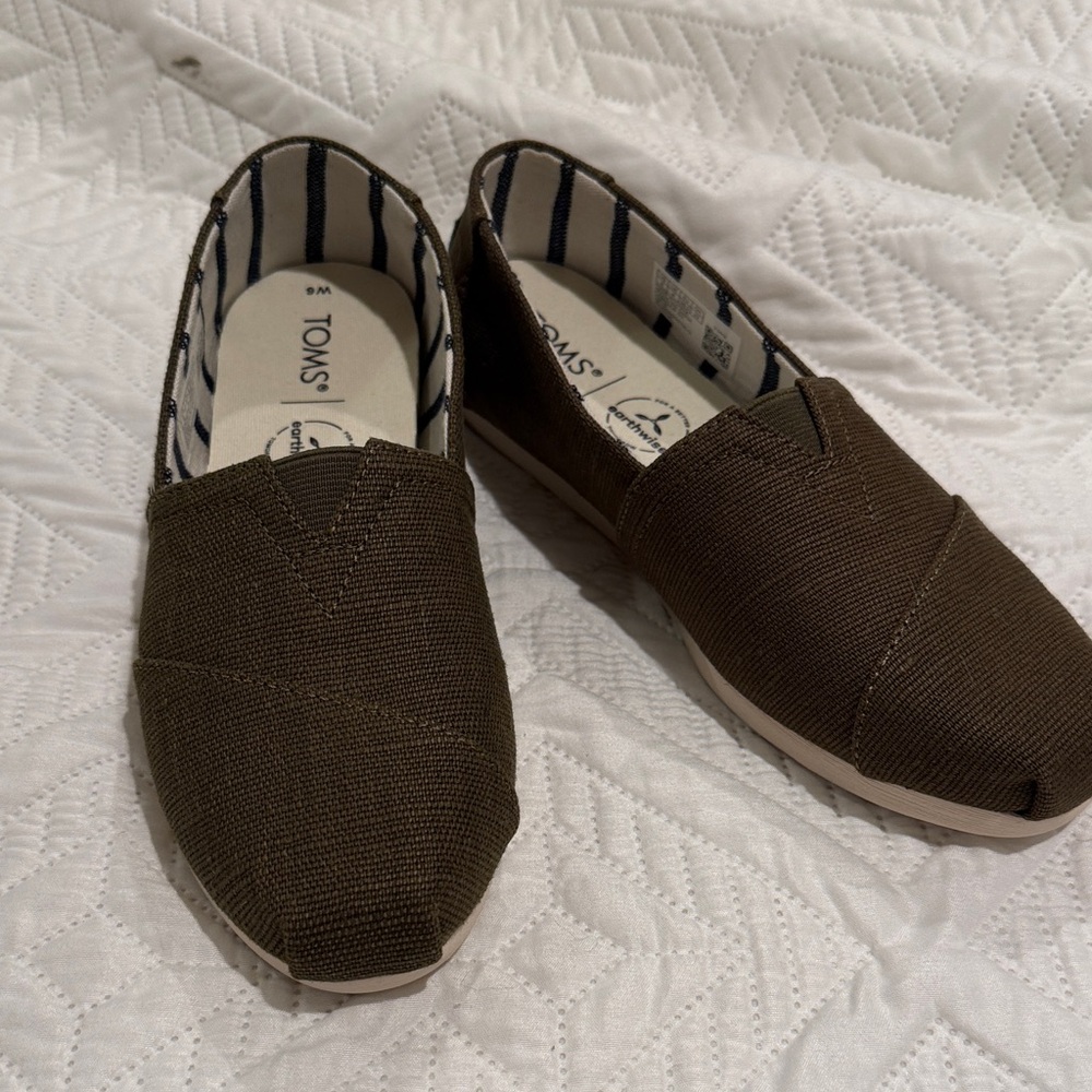 TOMS Chocolate Canvas Slip-Ons Size 6 women or 4 kid